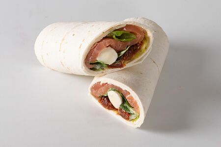 Ролл с лососем и моцареллой