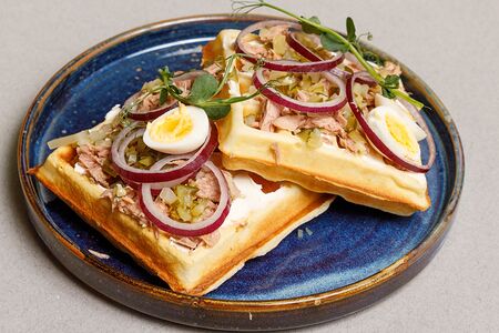 Сытные вафли с тунцом