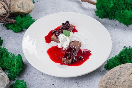 Шоколадный кекс смородина