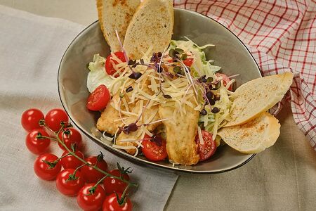 Салат Цезарь с цыпленком
