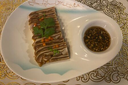 Прессованные свиные ушки в соевом соусе