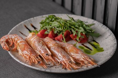 Лангустины со спелыми томатами