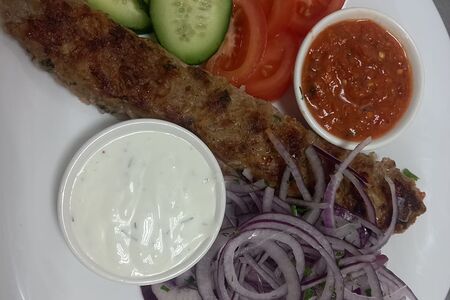 Люля-кебаб говяжий с гарниром и салатом