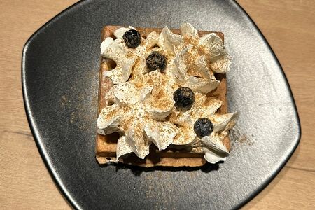 Вафля со взбитыми сливками и корицей