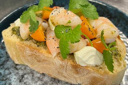 Брускетта с креветками и соусом песто