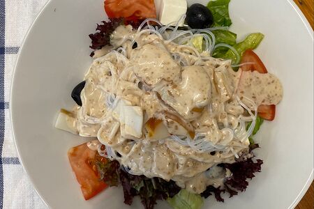 Салат с фунчозой и кальмаром