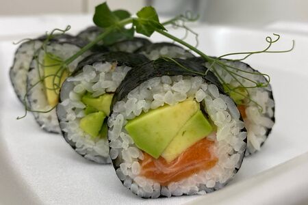 Ролл с лососем и авокадо