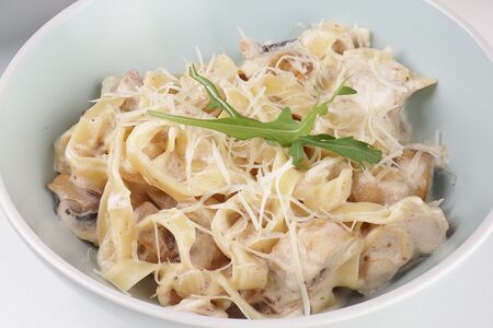 Паста с курицей и грибами
