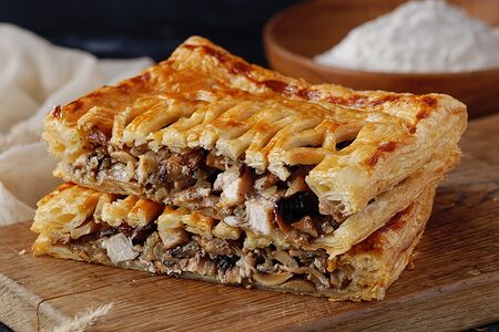 Пирог слоеный с курицей и грибами