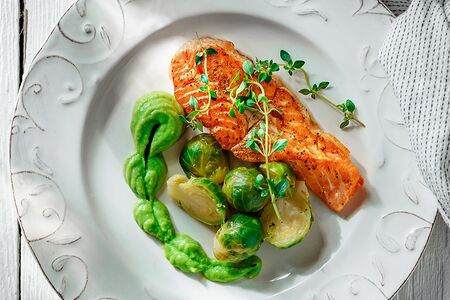 Стейк из лосося с брюссельской капустой
