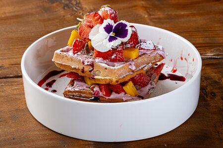 Бельгийская вафля с клубникой, тертым шоколадом и манго