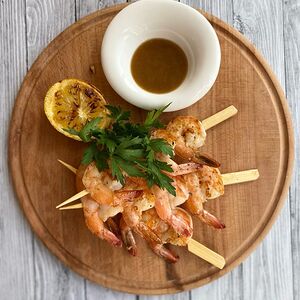 Креветки на шпажках с фирменным соусом