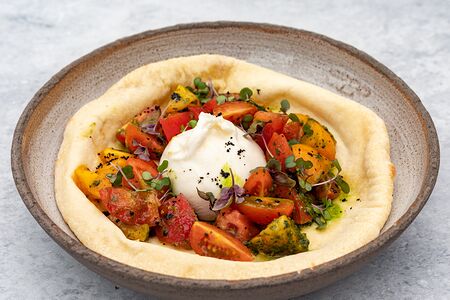 Буррата с цветными томатами