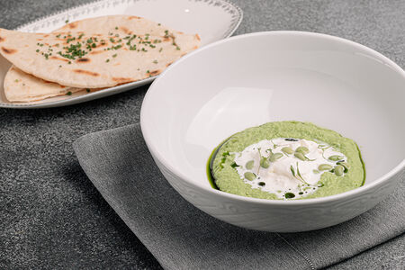 Хумус из зелёного горошка со страчателлой