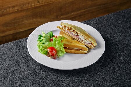 Сэндвич с куриным филе и арахисовой пастой