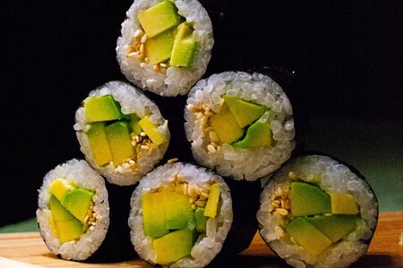 Ролл авокадо