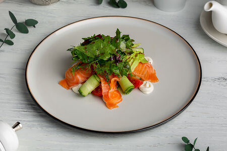 Салат со слабосоленым лососем