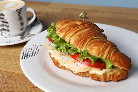 Круассан с курицей