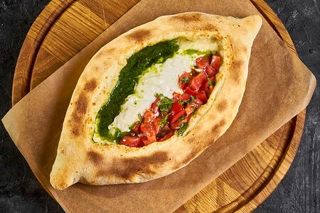 Хачапури с песто, томатами и страчателлой