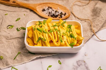 Картофель фри с сырным соусом и зеленым луком
