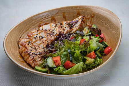 Стейк из куриной грудки с овощным салатом