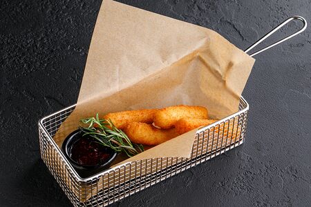 Моцарелла с клюквенным соусом