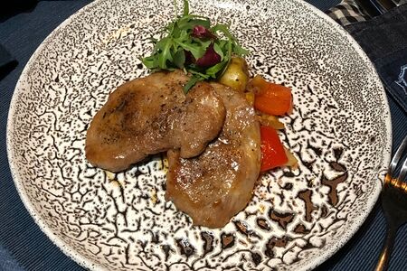 Медальоны из свинины с овощным рататуем