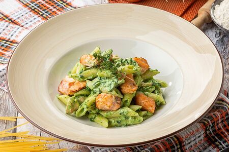 Пенне с копченным лососем и шпинатом