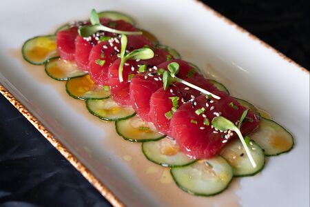 Татаки из тунца в соусе юдзу