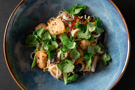 Пад тай с курицей и кальмаром