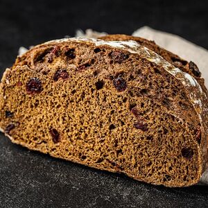 Половинка ржаного хлеба с клюквой