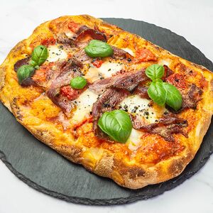 Пицца с брискетом из грудинки и печеным перцем