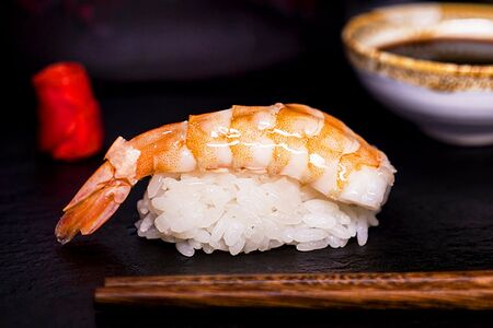 Суши с креветкой