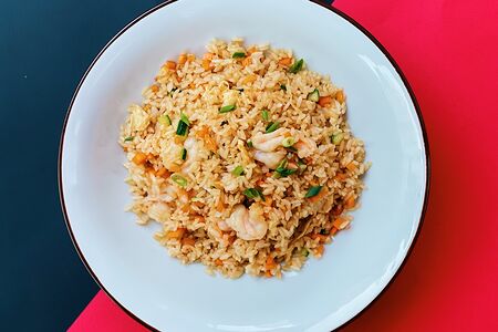 Жареный рис с креветками