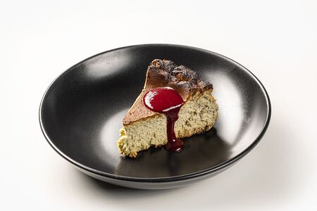 Чизкейк с матчей и вишневым соусом