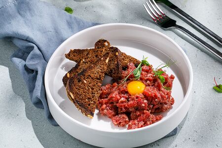 Тартар из говядины с тостами бурже