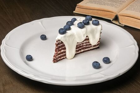 Домашний сметанник с сезонными ягодами