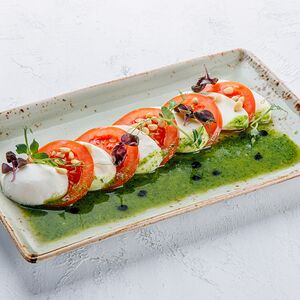 Капрезе из спелых томатов