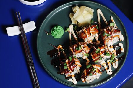 Ролл с угрем и томаго