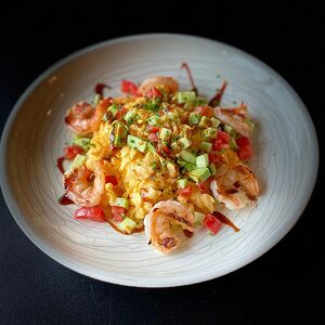 Скрембл с креветками на гриле