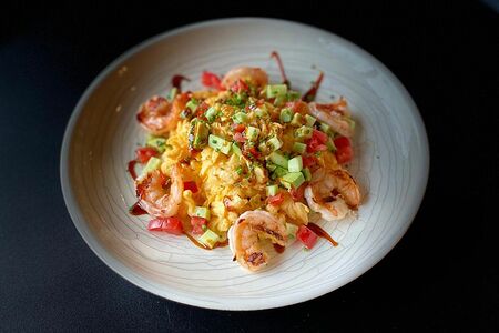 Скрембл с креветками на гриле