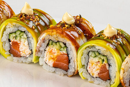 Нежный ролл с угрем, крабом и авокадо