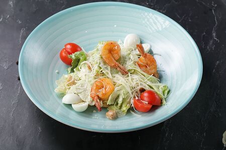 Салат Цезарь с креветками