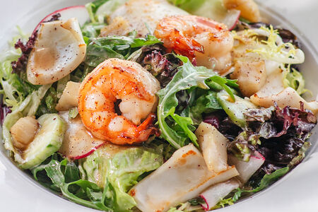 Теплый салат с морепродуктами