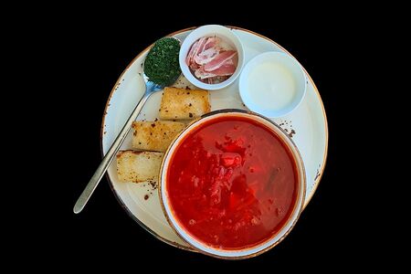 Борщ с говядиной и сметаной