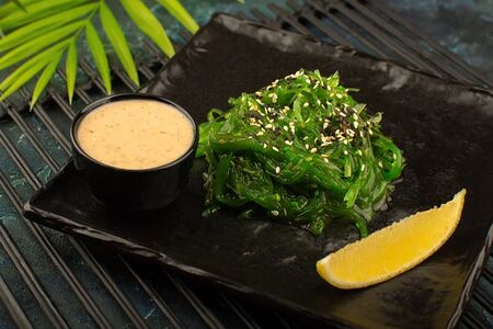 Салат Чука с кунжутом