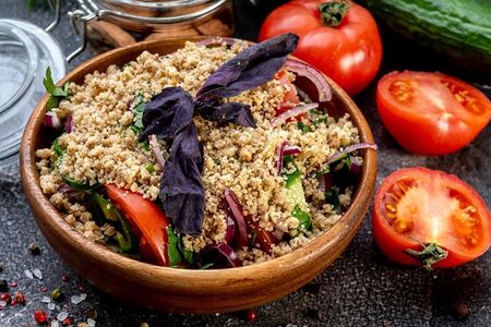 Салат овощной с орехами