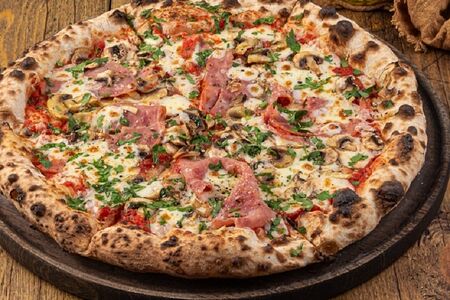 Пицца с ветчиной индейки и грибами