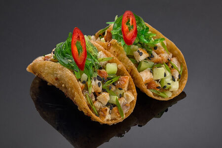 Тако с копченым угрем, огурцом и имбирным соусом