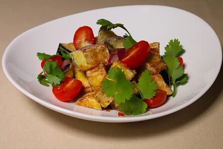 Тёплый салат из хрустящих баклажанов в соусе свит чили